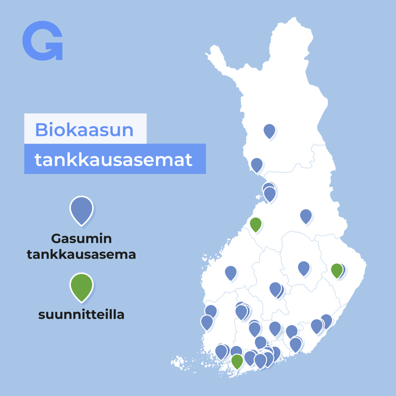 Suomen kartta sinisillä ja vihreillä nuppineuloilla kuvaamassa kaasutankkausasemaverkostoa.