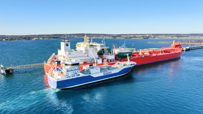 Bunkering vessel Coralius delivering biogas to ship. 