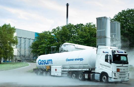 Gasum LNG-lastbil framför Essitys tissueproduktionsanläggning i Lilla Edet