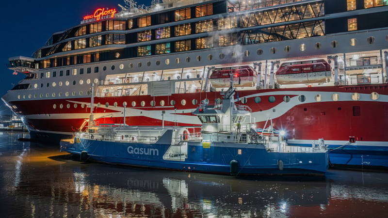 Gasum's vessel bunkering Viking Glory with bio-LNG. 