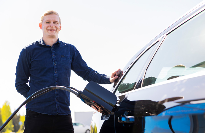 Kaasuautoilija Henri tankkaamassa kaasu-Audiaan.