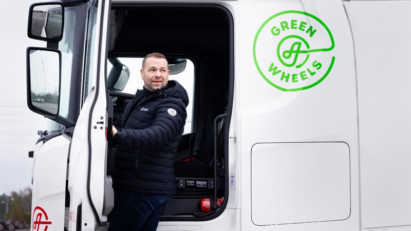 Ahola Transportin toimitusjohtaja Åke Nyblom poistumassa rekasta. 