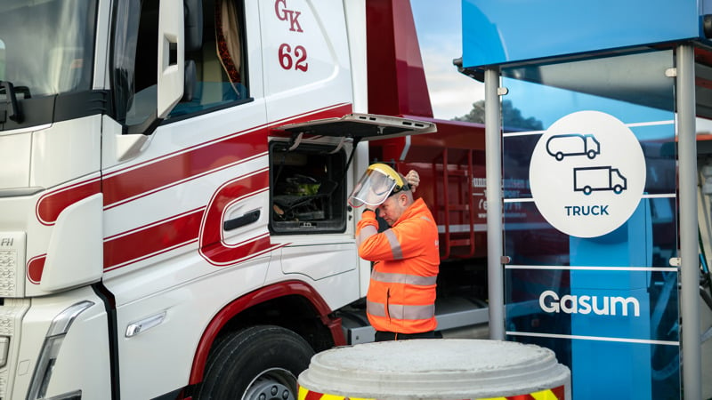  Gunnar Knutsens lastbil på tankstation