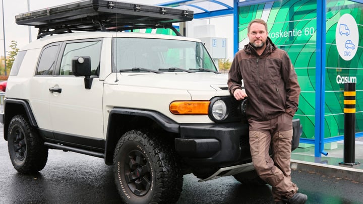 Jontte Valosaari tankkaamassa kaasuauto Toyota FJ Cruiseria Gasumin tankkausasemalla. 