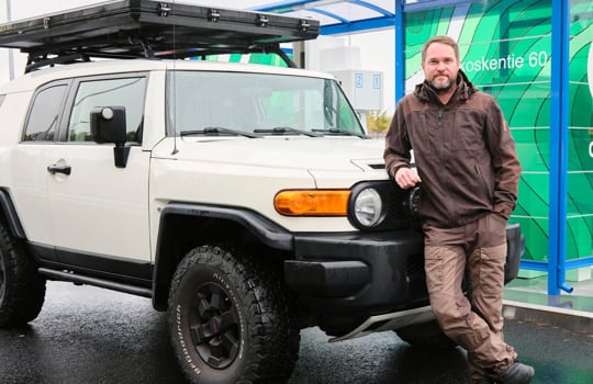 Jontte Valosaari tankkaamassa kaasuauto Toyota FJ Cruiseria Gasumin tankkausasemalla. 