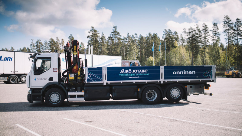 Onnisen rakennustarvikkeita kuljettava kaasukäyttöinen Renault kuorma-auto