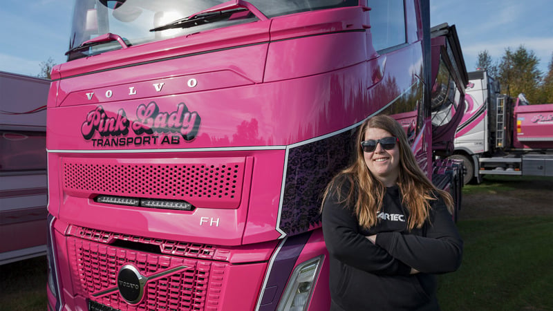 Grundaren Jessica Nyberg lutar sig mot Pink Betty och visar sitt engagemang f&ouml;r klimatm&aring;l och fossilfria transportl&ouml;sningar.