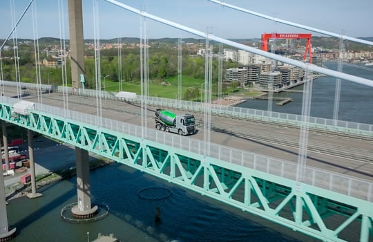 Skanska biogas truck on a bridge