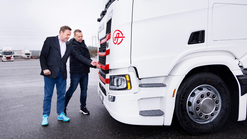 SSAB:n Heikki Hellsten ja Ahola Transportin toimitusjohtaja Åke Nyblom Ahola Transportin rekan edessä.