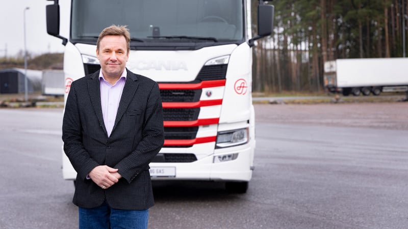 SSAB Europen logistiikkapäällikkö Heikki Hellsten rekan edessä. 