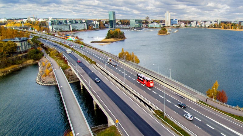 Ilmakuva liikenteestä, autoja ja linja-auto ylittämässä siltaa. 