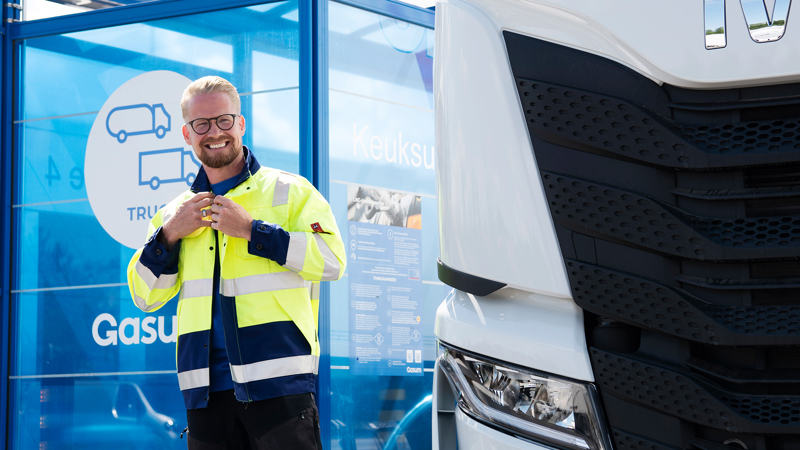 Mies kaasutankkausasemalla työvarusteissa. 