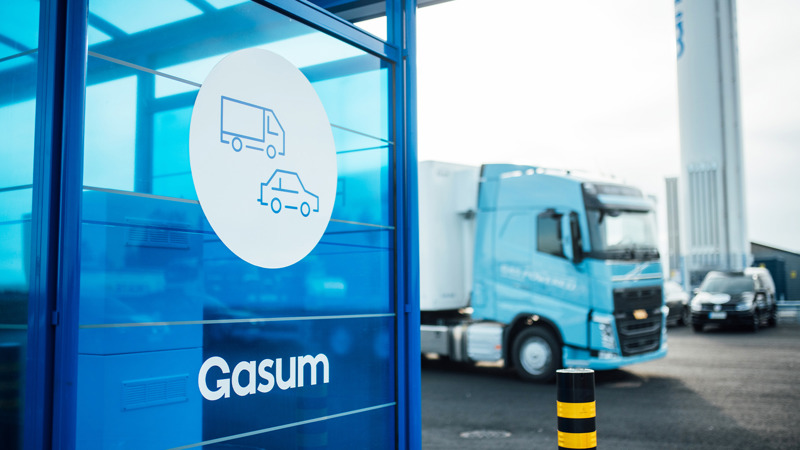 Kaasukäyttöinen rekka Gasumin tankkausasemalla. 